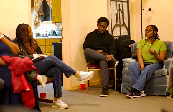 Un groupe réuni autour d'une table avec des bibles ouvertes