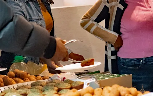 Un repas partagé entre membres de la communauté
